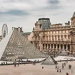 Appartement Vue Tour Eiffel, Proche Champs Elysee.