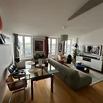 Appartement vue Tour Eiffel, proche Champs Élysée.